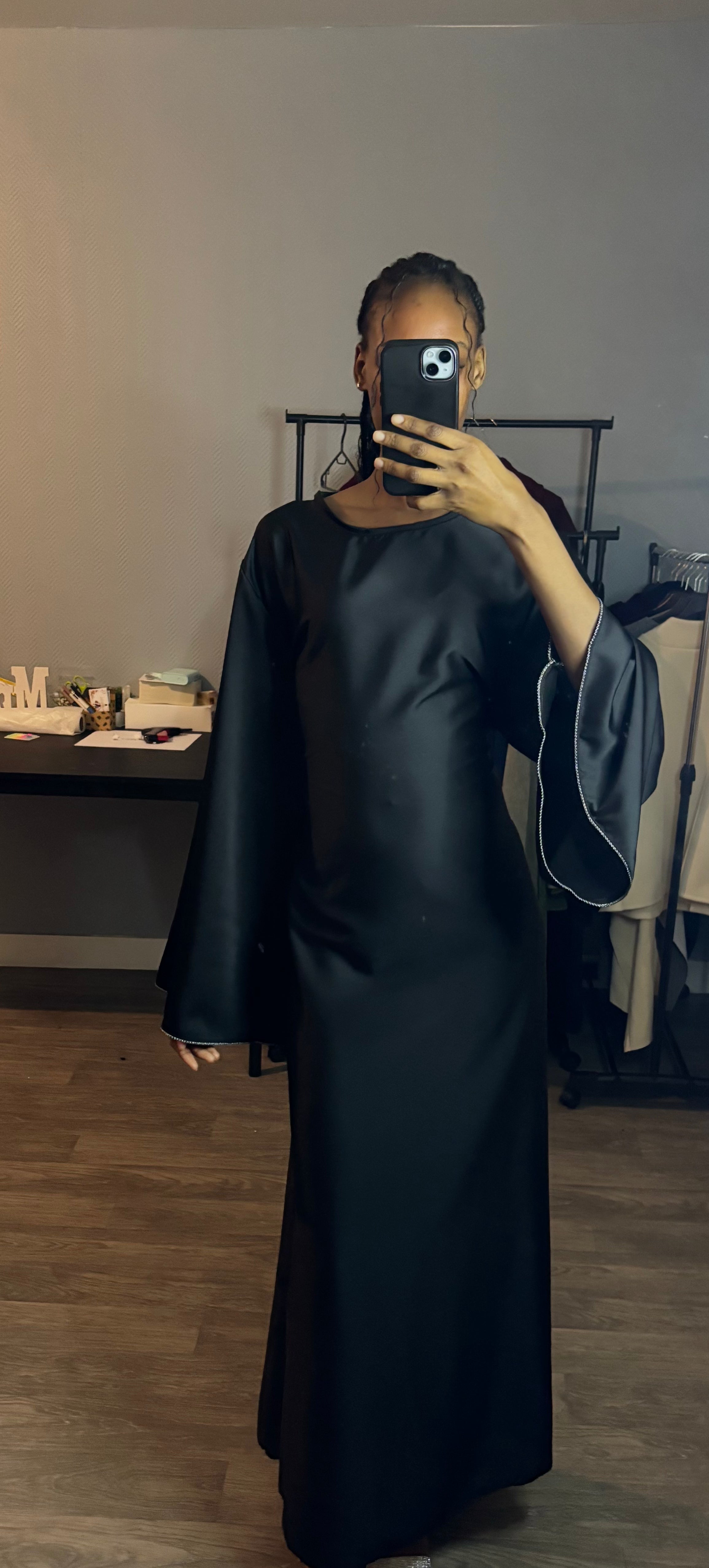 Robe longue en satin manches évasées